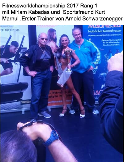 Miriam Kabadas mit Pokal, Wolfgang Aigner und Kurt Marnul bei der Fitness World Championship 2017